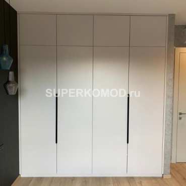 Большой многосекционный встроенный шкаф Большой многосекционный встроенный шкаф