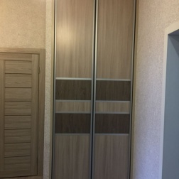 Малогабаритный встроенный шкаф с обычными дверьми