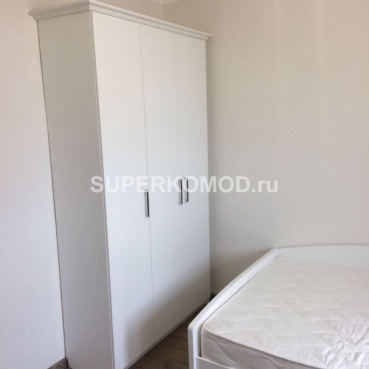 Узкий шкаф для одежды