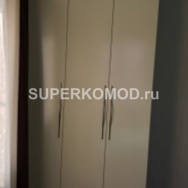 Трехдверный белый шкаф