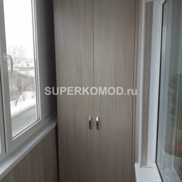 Малогабаритный распашной шкаф на балкон
