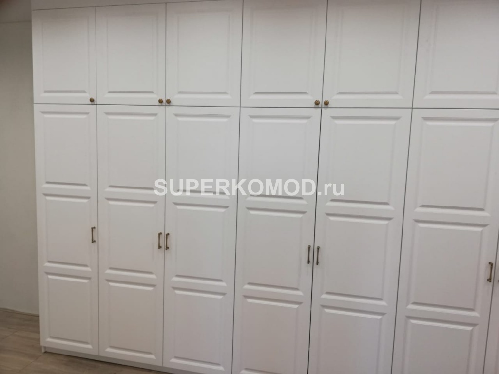 Белый шкаф с классическими дверьми