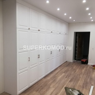 Белый шкаф с классическими дверьми