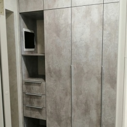 Шкаф встроенный распашной серый