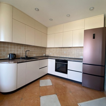 Угловая кухня с белыми фасадами