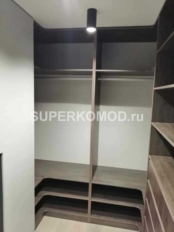 Серая гардеробная в стиле лофт под заказ в Барнауле