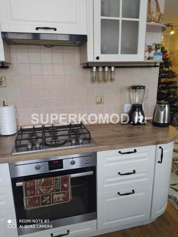 Белая кухня-гостиная в скандинавском стиле