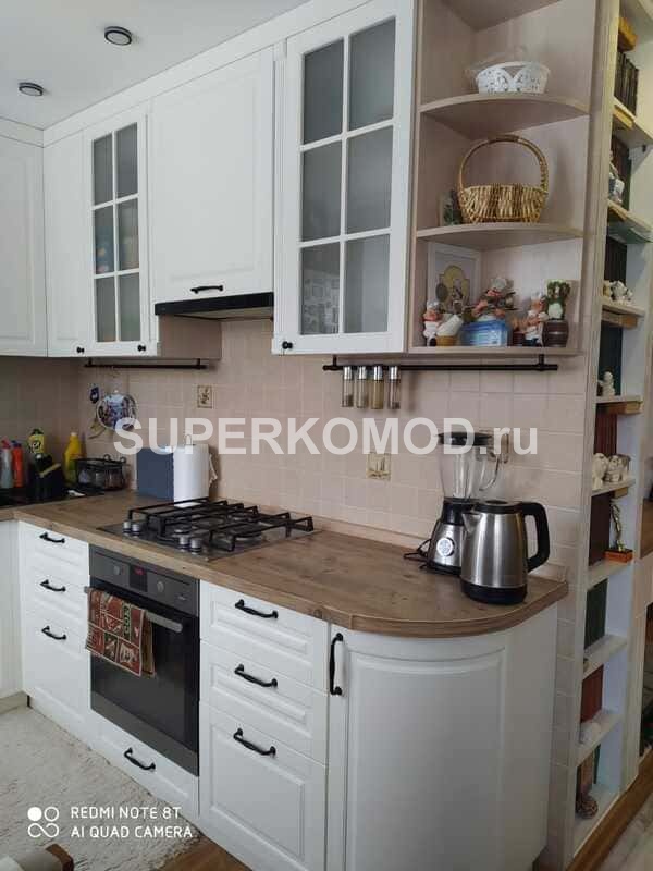 Белая кухня-гостиная в скандинавском стиле