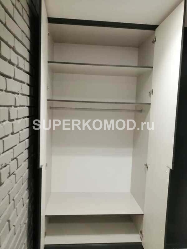 Черный распашной шкаф