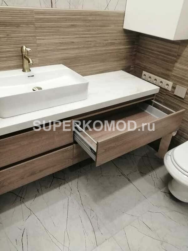 Ванная с древесной оттделкой