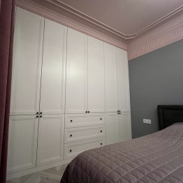Большой белый шкаф для спальни
