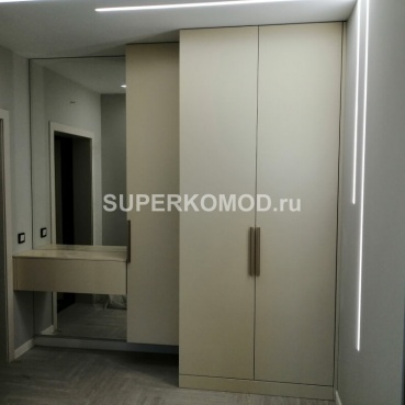 Встроенная прихожая в современном стиле