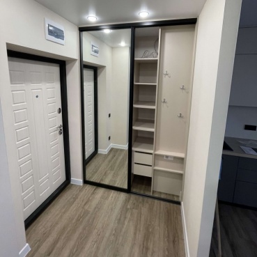 Зеркальный шкаф-купе среднего размера в прихожую