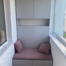 Маленький серый шкаф на балкон