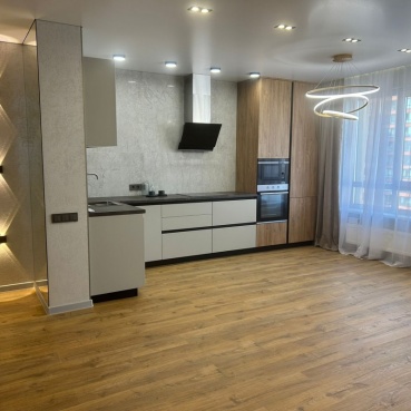 Светлая угловая кухня-гостиная в современном стиле на заказ