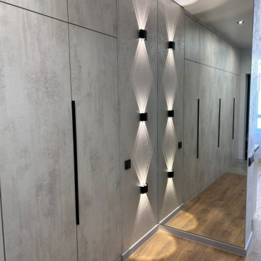 Встроенный распашной шкаф в современном стиле