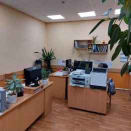 Офисные столы и тумбы эконом цвет дерево