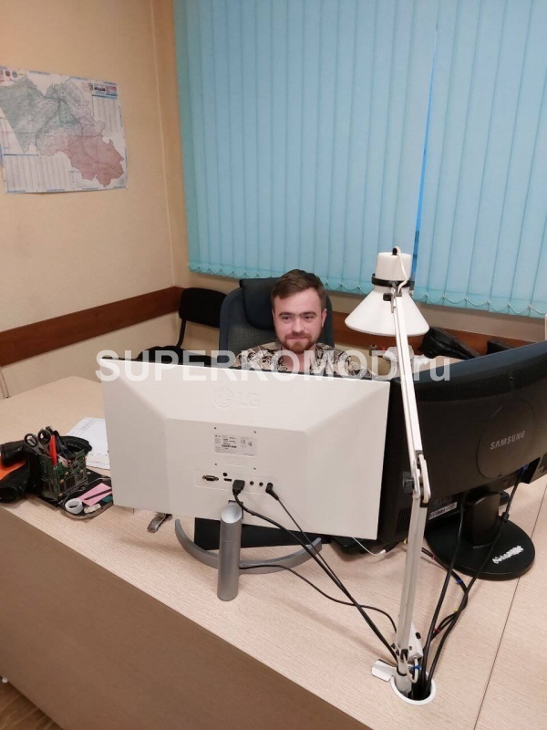 Офисный угловой стол классика бежевый цвет
