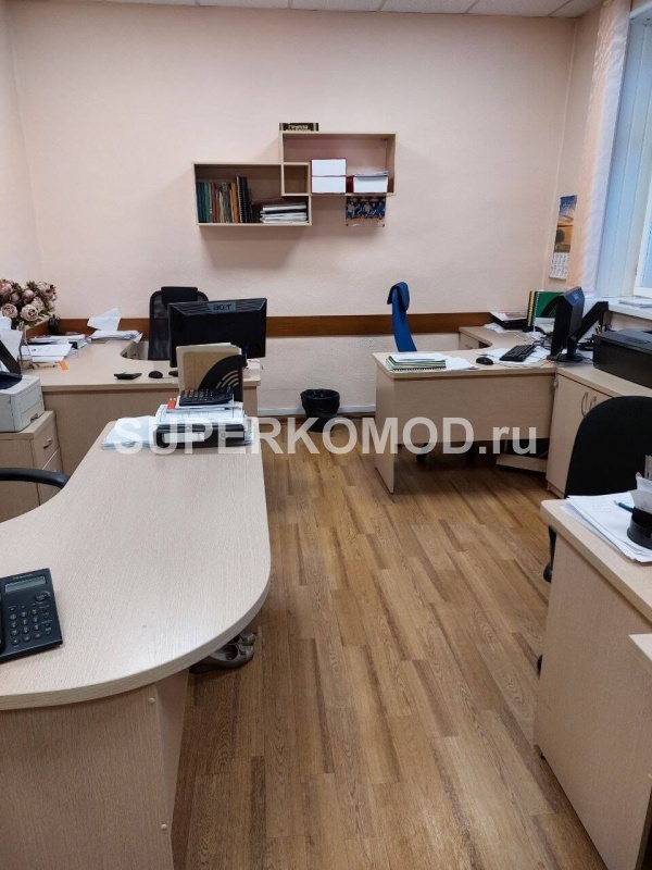 Офисный угловой стол классика бежевый цвет