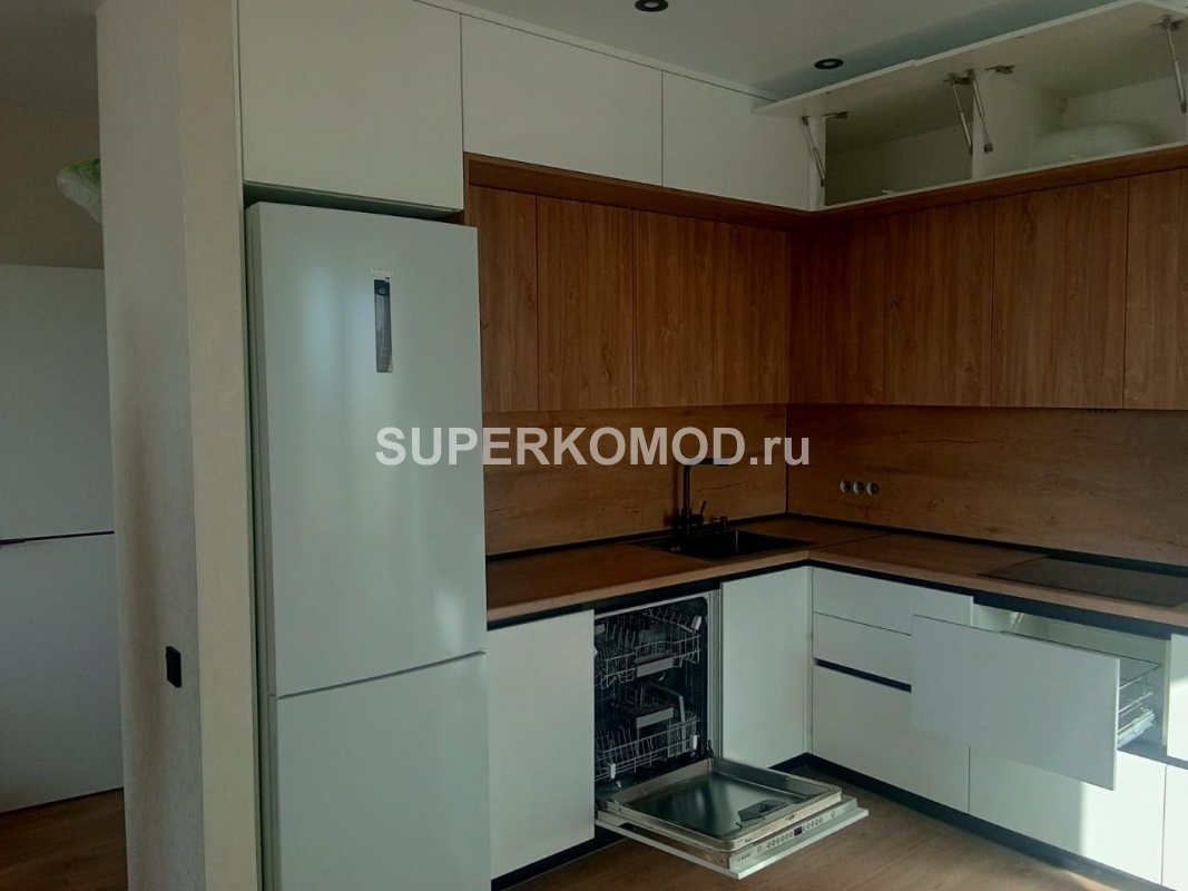 Угловая кухня белого цвета в скандинавском стиле на заказ