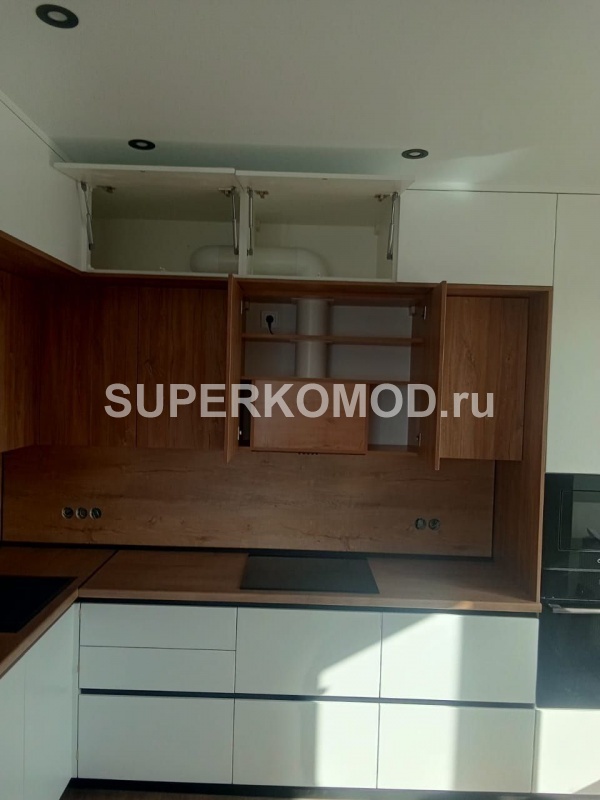 Угловая кухня белого цвета в скандинавском стиле на заказ