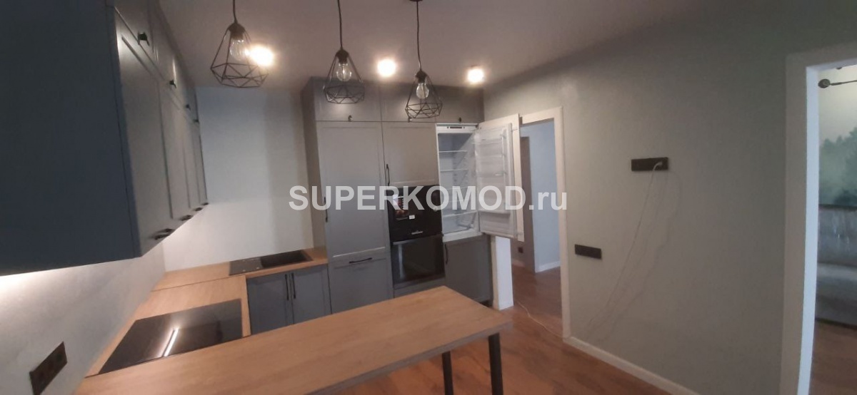 Угловая кухня со столешницей в сером цвете на заказ