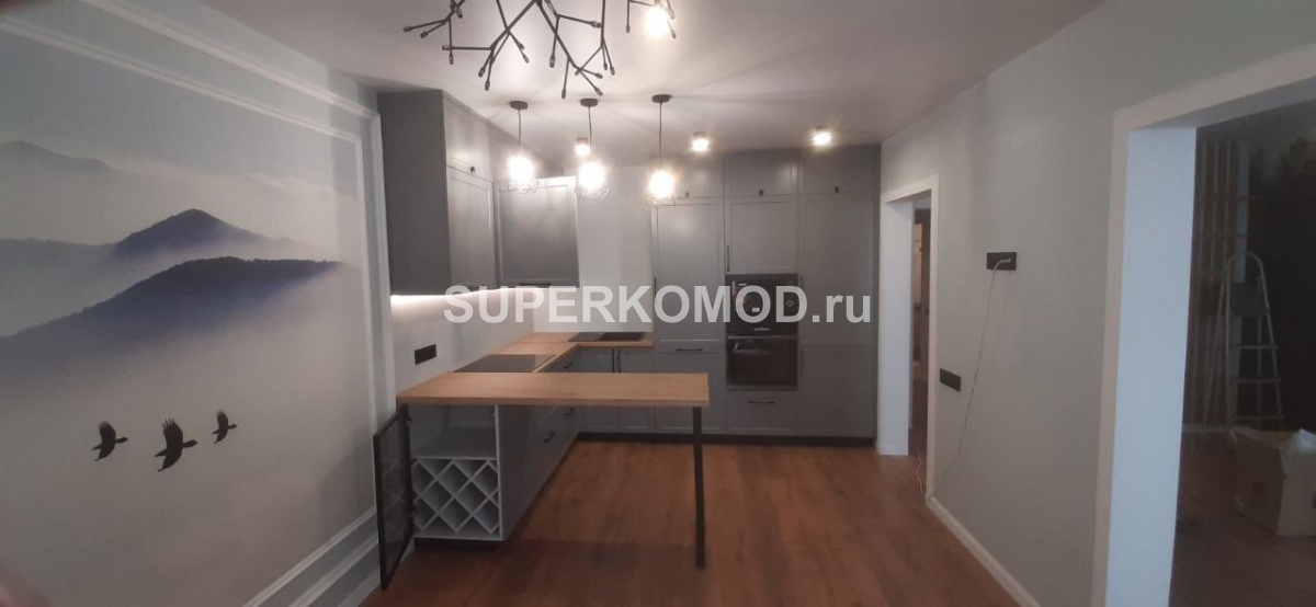 Угловая кухня со столешницей в сером цвете на заказ