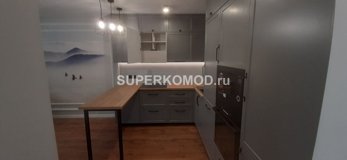 Угловая кухня со столешницей в сером цвете на заказ