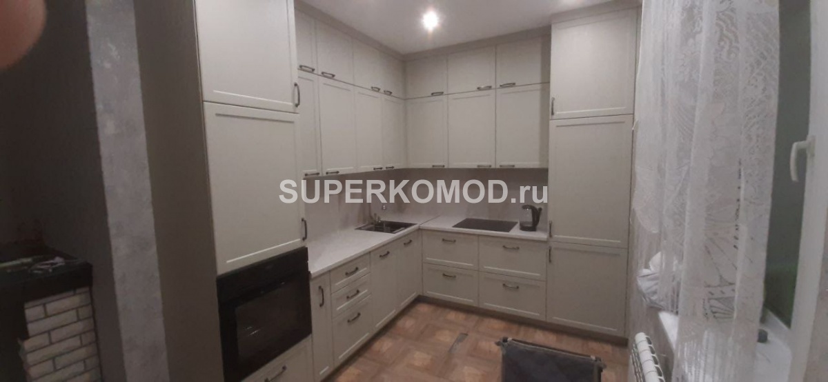 Классическая угловая кухня в белом цвете на заказ
