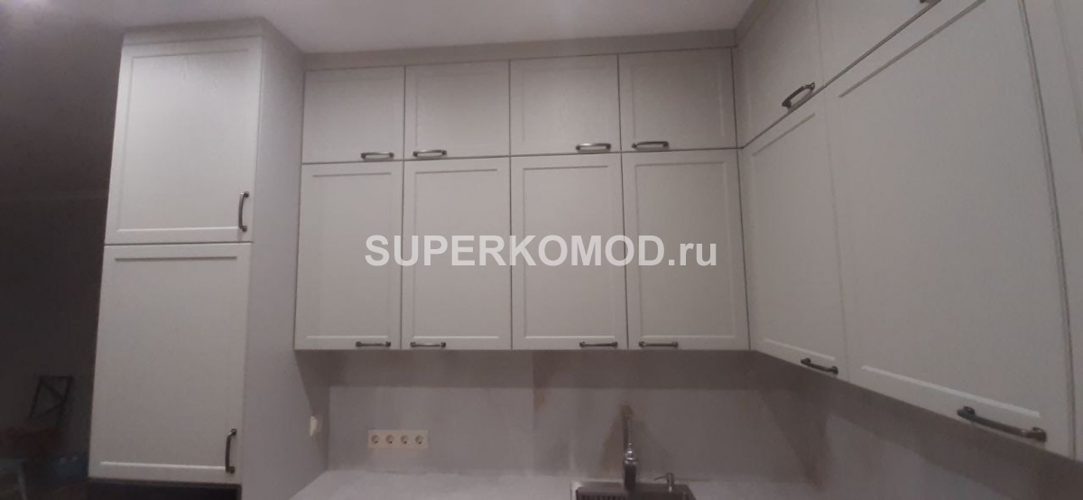 Классическая угловая кухня в белом цвете на заказ