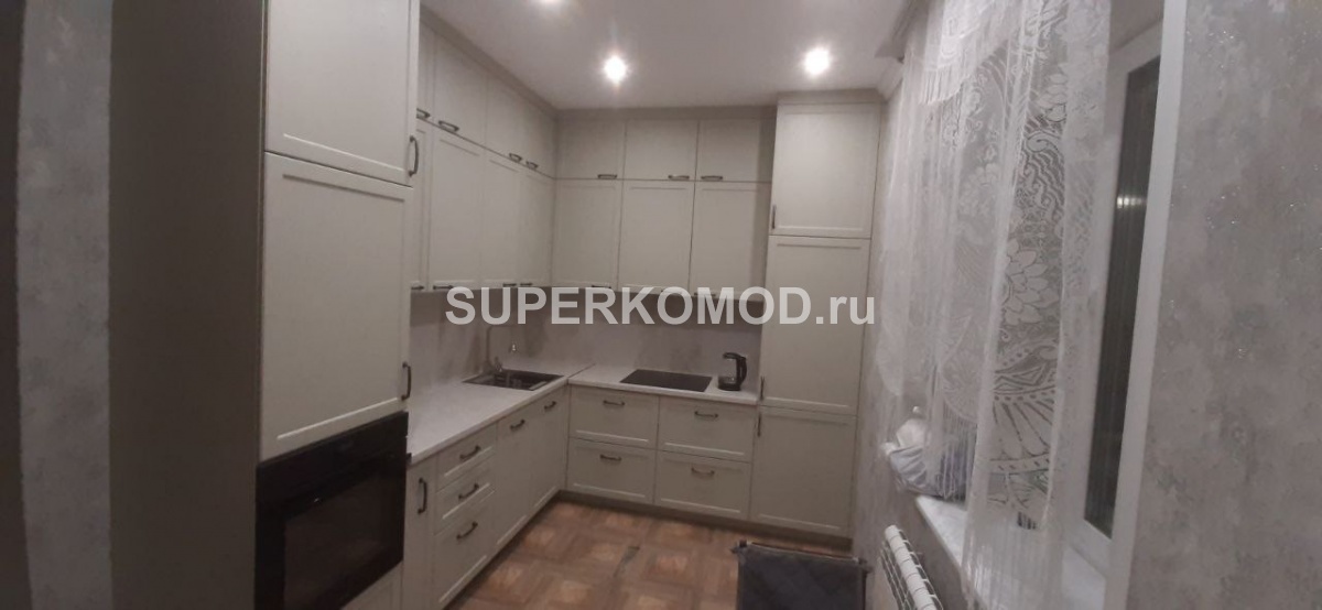 Классическая угловая кухня в белом цвете на заказ