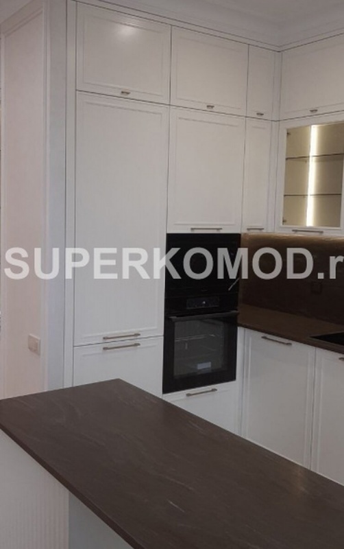 Угловая кухня в белом цвете на заказ