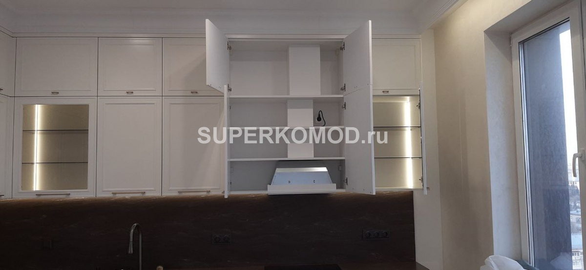Угловая кухня в белом цвете на заказ