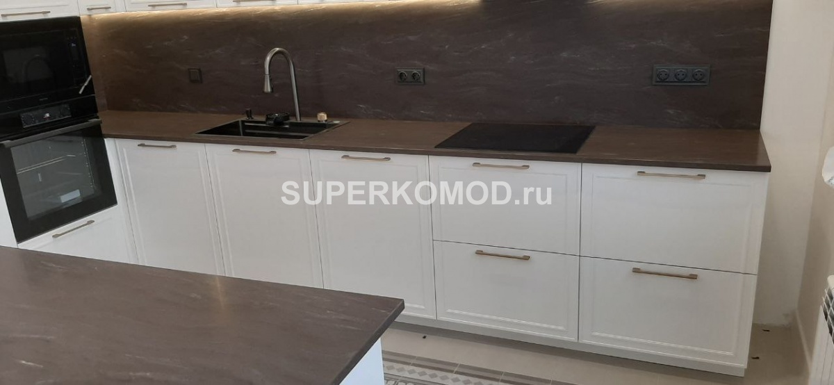 Угловая кухня в белом цвете на заказ