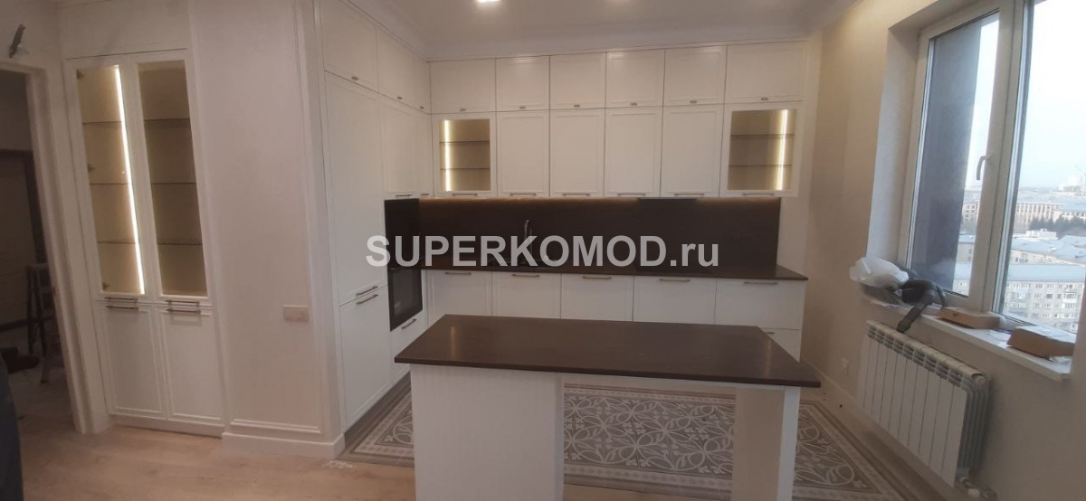 Угловая кухня в белом цвете на заказ