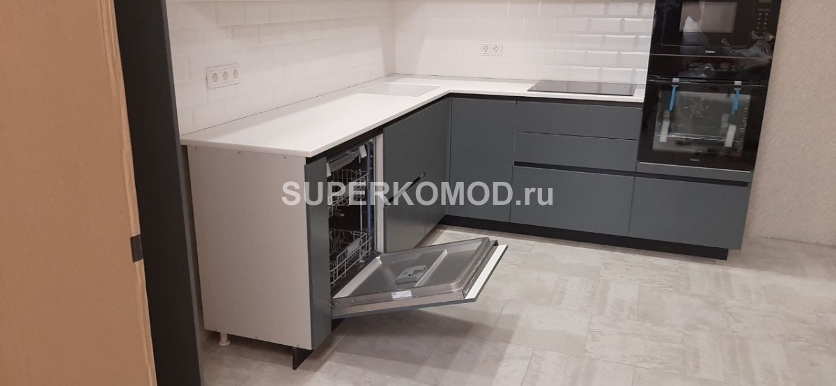 Угловая кухня в современном стиле серого цвета на заказ