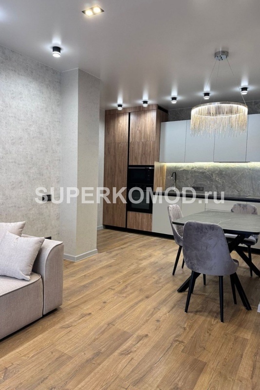 Светлая кухня-гостинная в современном стиле на заказ