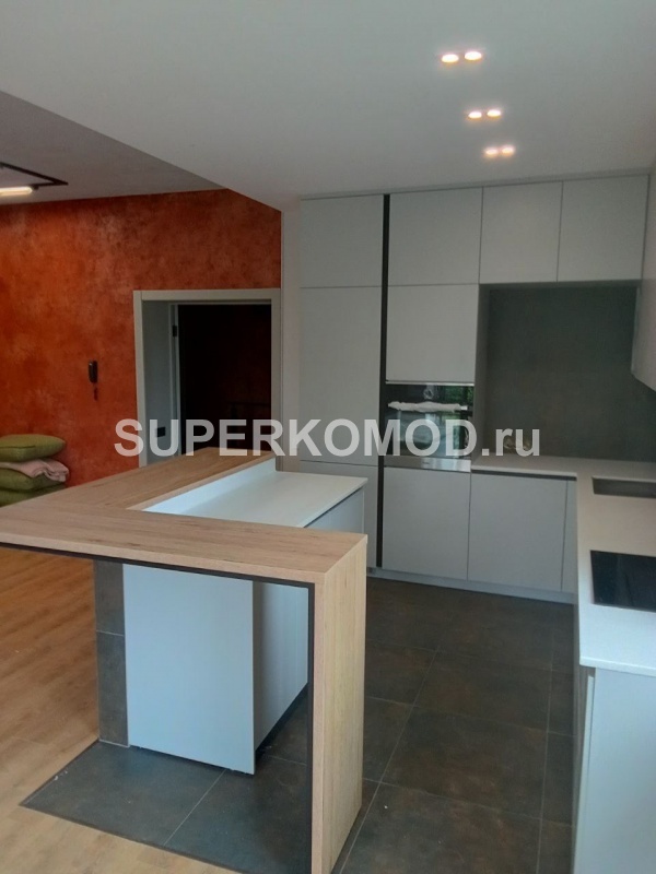 Серая угловая кухня под потолок в современном стиле