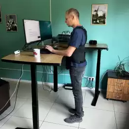 Компьютерный стол для работы стоя и сидя с изменяемой высотой