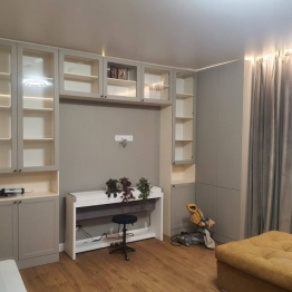 Светлая гостиная с нишей под музыкальный инструмент