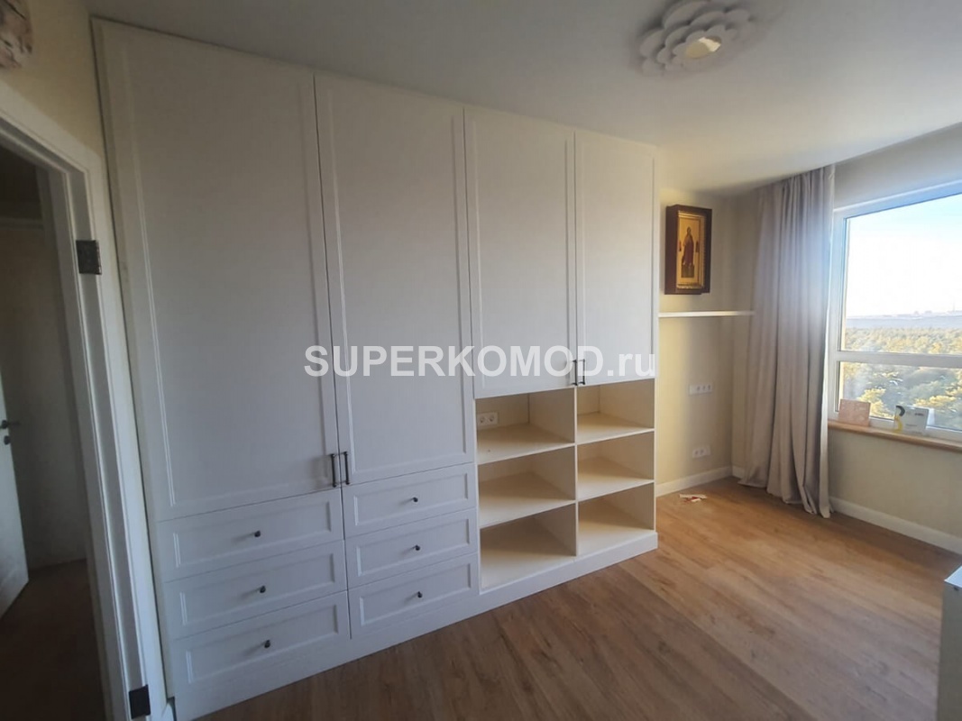 Большой белый шкаф в гостиную