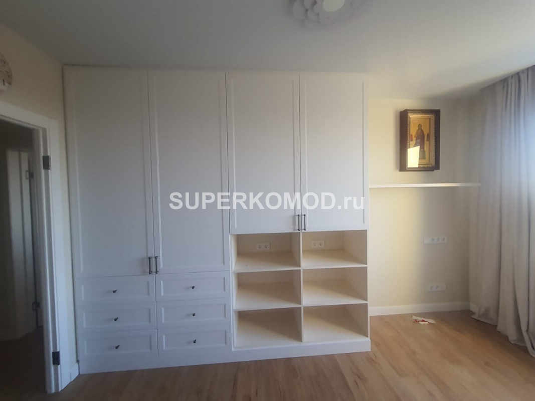 Большой белый шкаф в гостиную