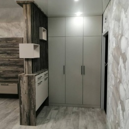 Прихожая в современном стиле с элементами лофт