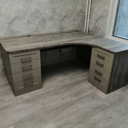 Большой компьютерный стол со шкафом