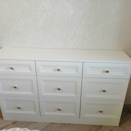 Белый комод в классическом стиле