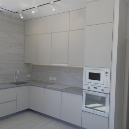 П-образная кухня с окном в рабочей зоне