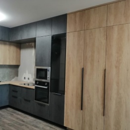 Угловая кухня с темно-синими матовыми фасадами