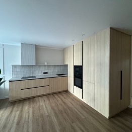 Светлая кухня-гостиная