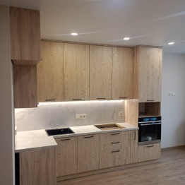 Угловая кухня-гостиная цвета дерева