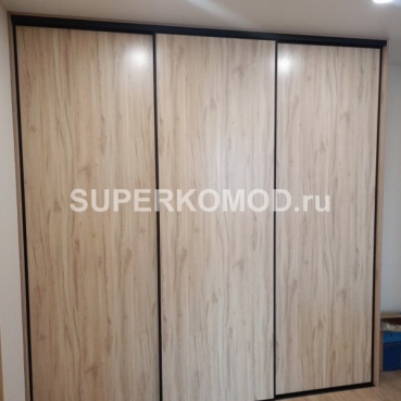 Большой шкаф-купе с тремя секциями